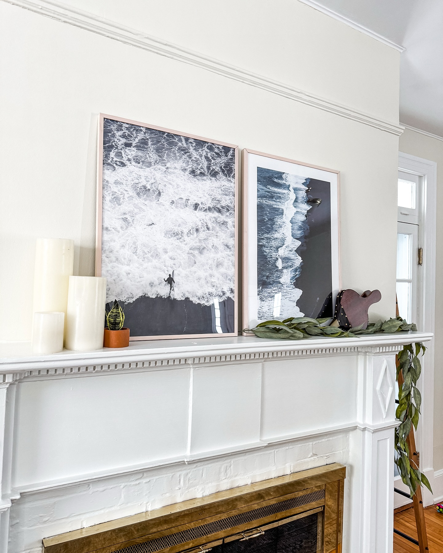 16. Soften Coastal Photographs With a Leafy Garland