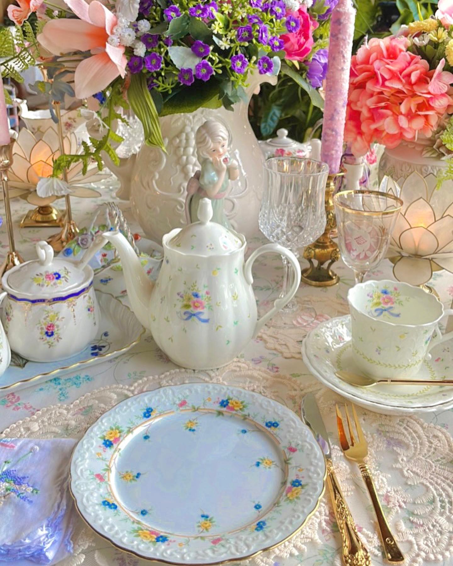 15. Mixed Floral Teacups for an Afternoon Gathering