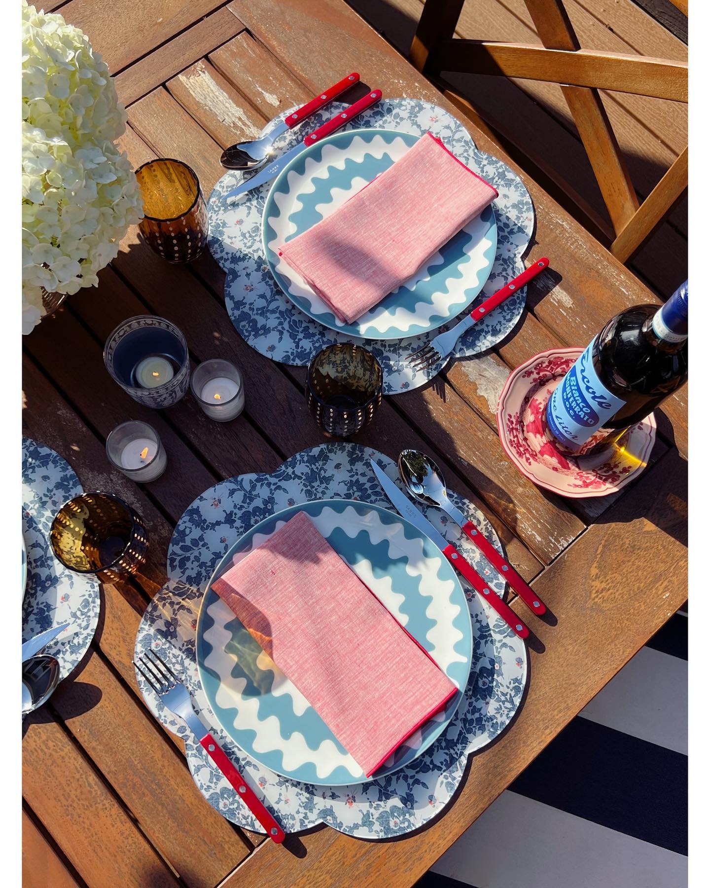 19. Scalloped Placemats for an Outdoor Table
