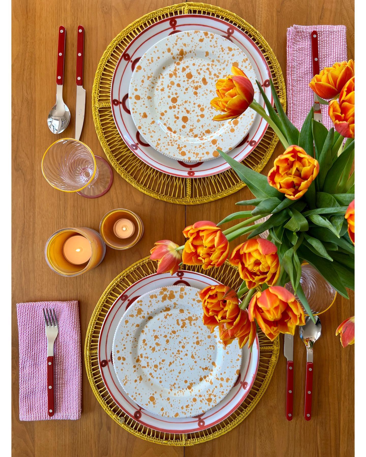 20. Bright Flatware That Picks Up the Tulips