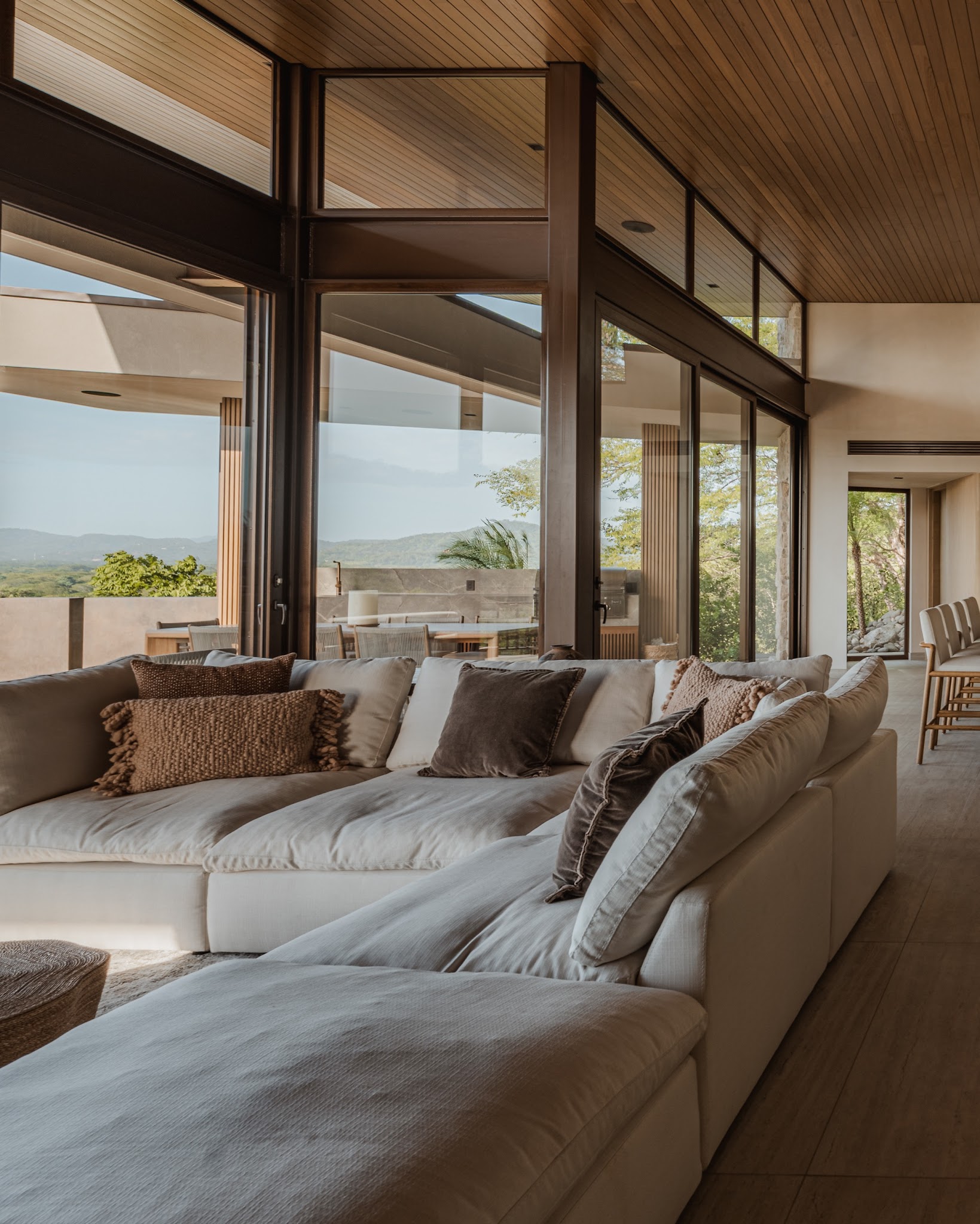18. Soften Wide Garden Views With Layered Neutrals