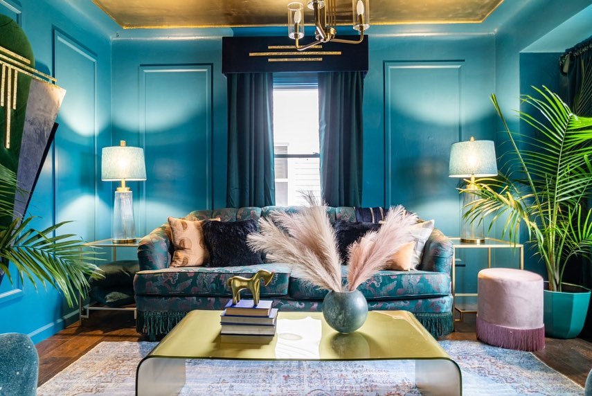15. Bring Gold Highlights into a Turquoise Room