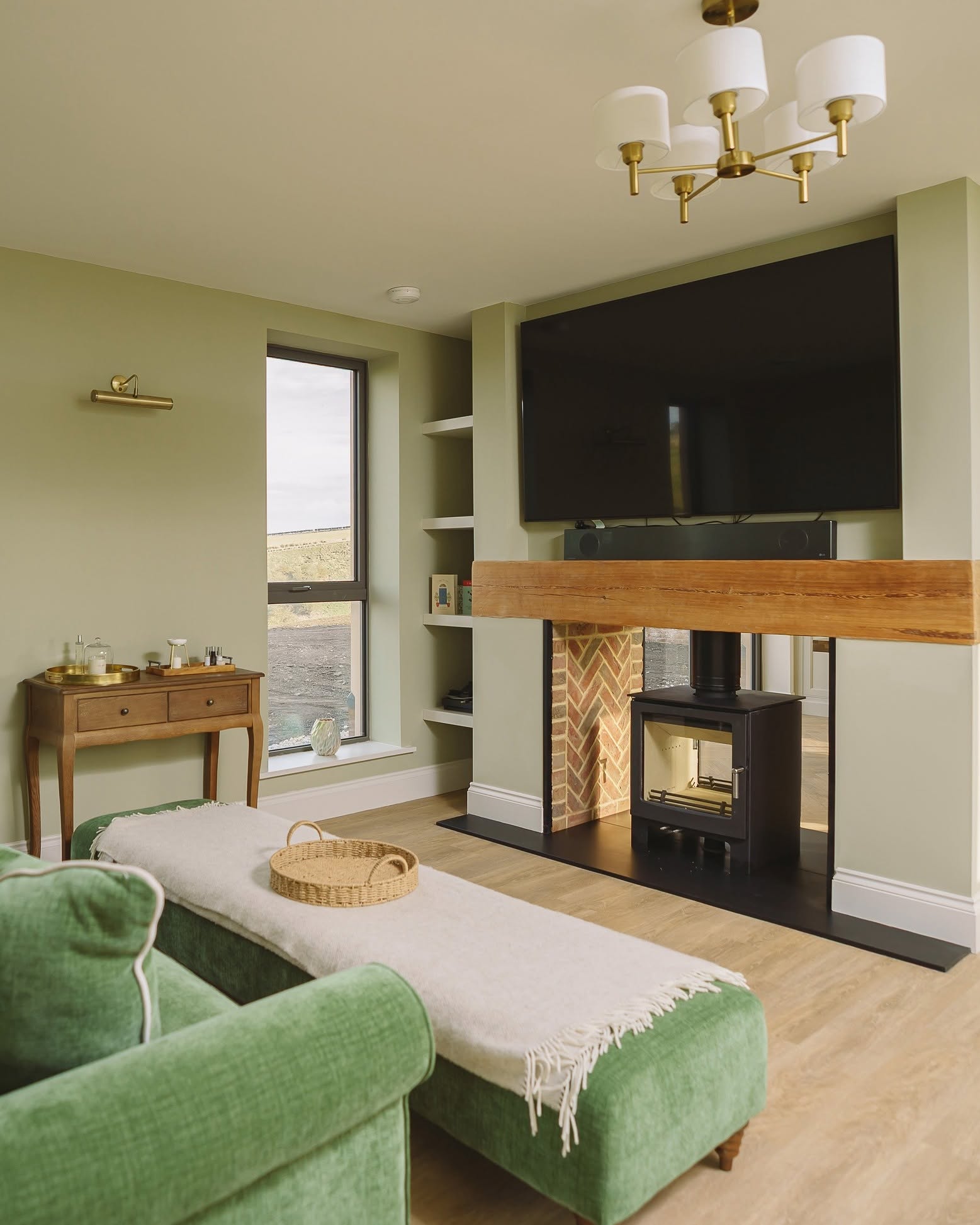 12. Connect Green Walls With a Wood Mantel