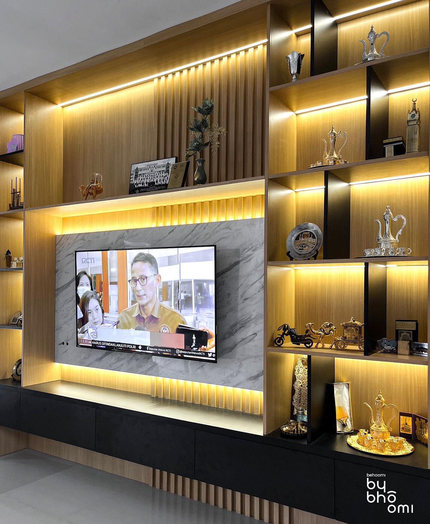 18. Showcase Collections With Illuminated Niches
