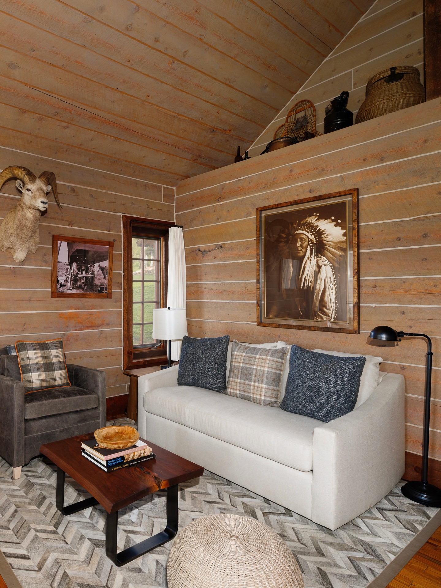 7. Make a Compact Cabin Lounge Feel Complete