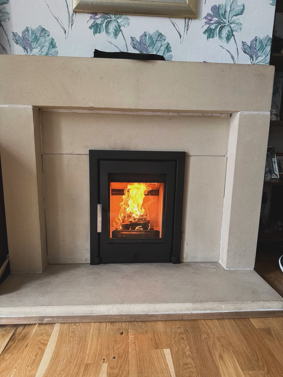 14. Balance an Inset Stove with Gentle Floral Pattern
